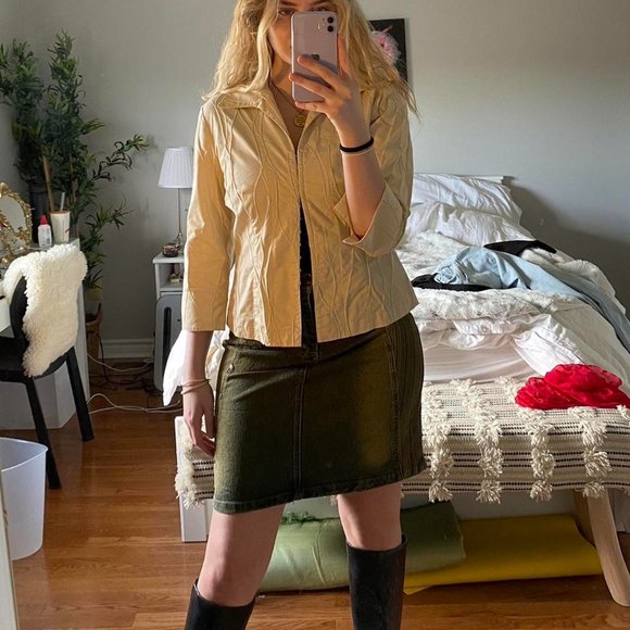 Beige shirt with clasps all up and down the front of the top - Picture 2 of 2